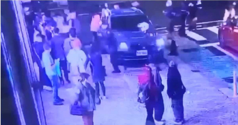 &nbsp; 警方騎機車趕赴誠品南西現場，進入百貨後逆向衝上手扶梯追捕張文。 （圖／翻攝畫面）&nbsp;&nbsp;