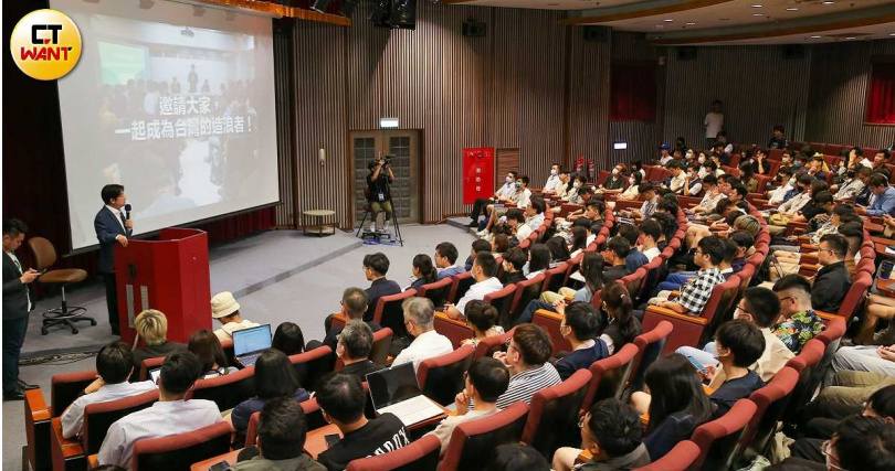 總統賴清德(持麥克風者)在本屆總統大選前曾赴校園爭取青年認同。(圖/黃耀徵攝)