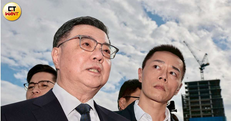 行政院長卓榮泰(左)指出,總預算案至今未付委審查,已對國防、地方建設及多項政策推動造成衝擊。(圖/黃耀徵攝)