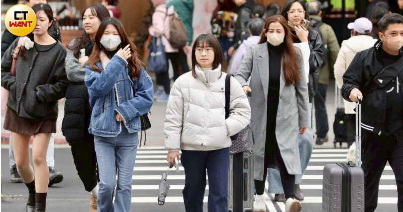 總預算案遲未審查,TPASS通勤月票、生育補助等多項民生政策卡關,恐成為民眾最直接有感的衝擊。(示意圖/方萬民攝)