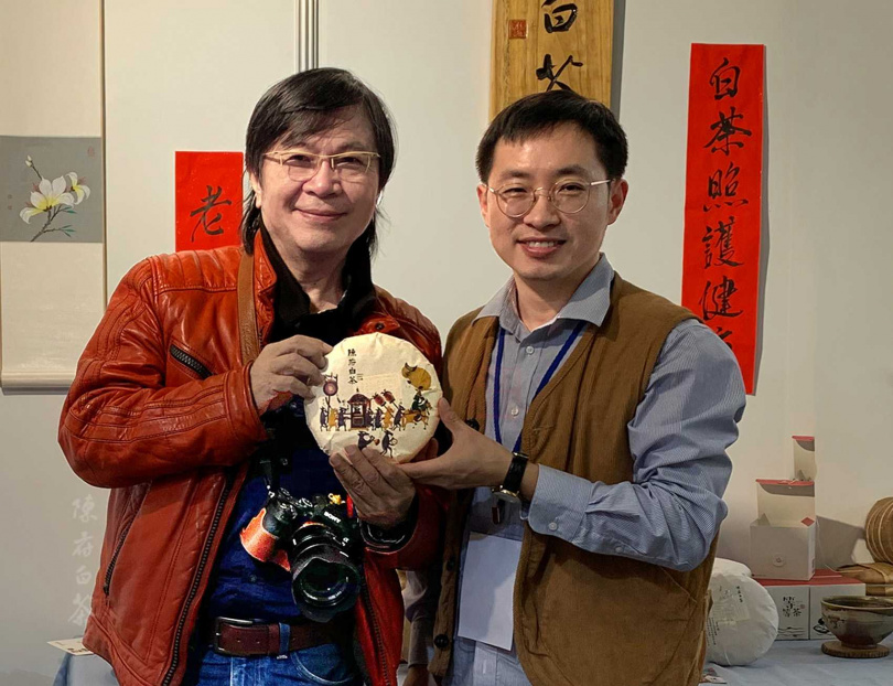 陳寧化多次來台與本文作者共賞他的陳府白茶。(圖/吳德亮攝影)