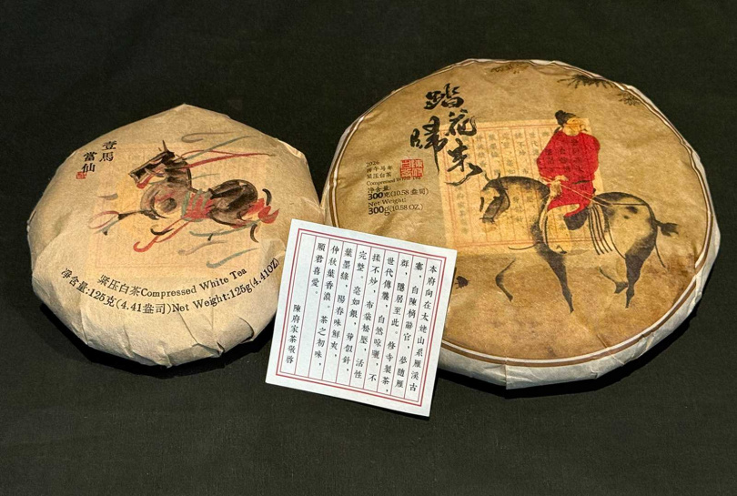 分別以元代趙雍《攜彈遊騎圖》及現代畫家子木作品作為外包茶票紙封面。(圖/吳德亮攝影)