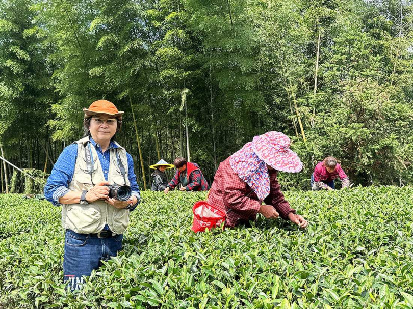 吳德亮在管陽鎮海拔1000多公尺的茶園拍照採訪。(圖/吳德亮攝影)
