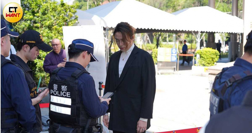 陳楚河進入會場時，警方同步執行攔檢。（圖／常朝貴攝）