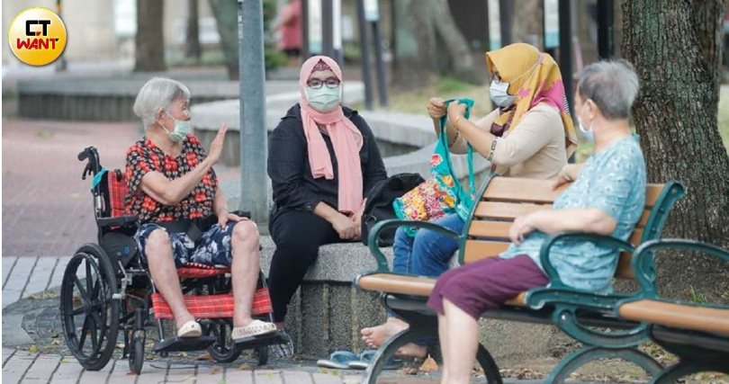 放寬家事移工聘用可能具排擠效應，專家示警這會搞得長照缺員惡化。圖僅示意，非指涉特定當事人。（示意圖／黃耀徵攝）