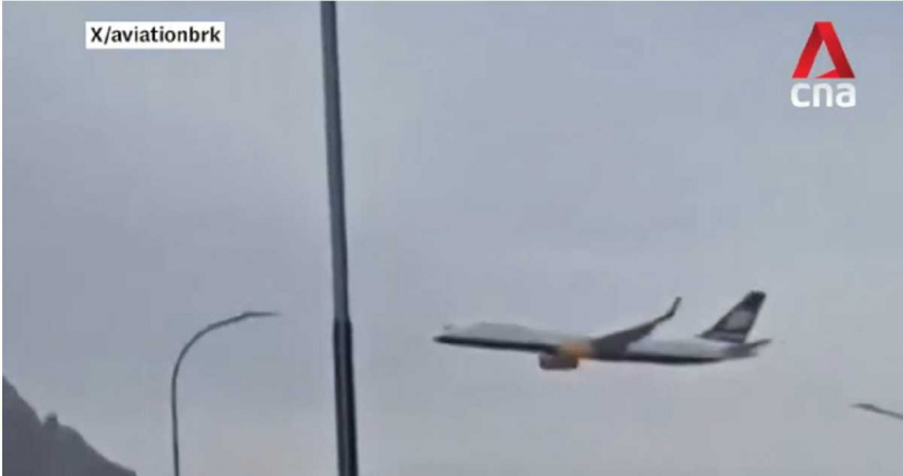 飛機以極低高度飛越民宅上方，現場氣氛一度緊張。