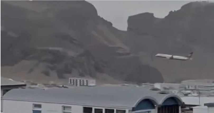 巨型客機掠過屋頂與樹梢，居民誤以為即將墜機。