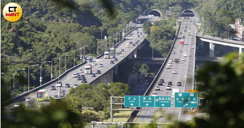 雪山隧道是通勤台北與宜蘭的關鍵通道，但假日塞得要命讓不少人把期望轉向北宜高鐵，能紓解嗎？要選宜蘭縣長的立委吳宗憲並不認為。（圖／黃耀徵攝）&nbsp;