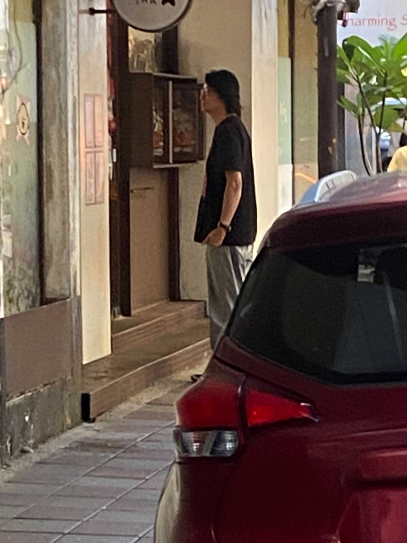 游鴻明在寵物店外等待接狗時感覺心情相當愉快。(圖/讀者提供)