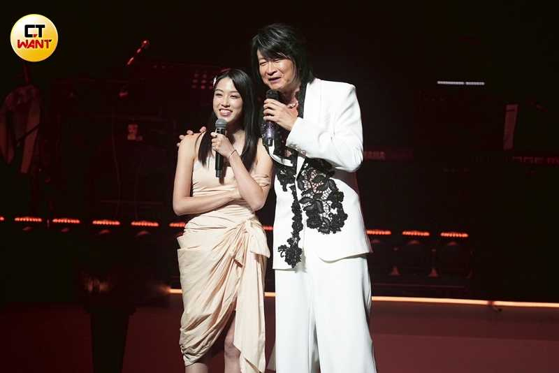 上月游宇潼(左)登台助陣老爸游鴻明的演唱會,父女倆還合唱〈樓下那個女人〉。(圖/蘇聖倫攝)