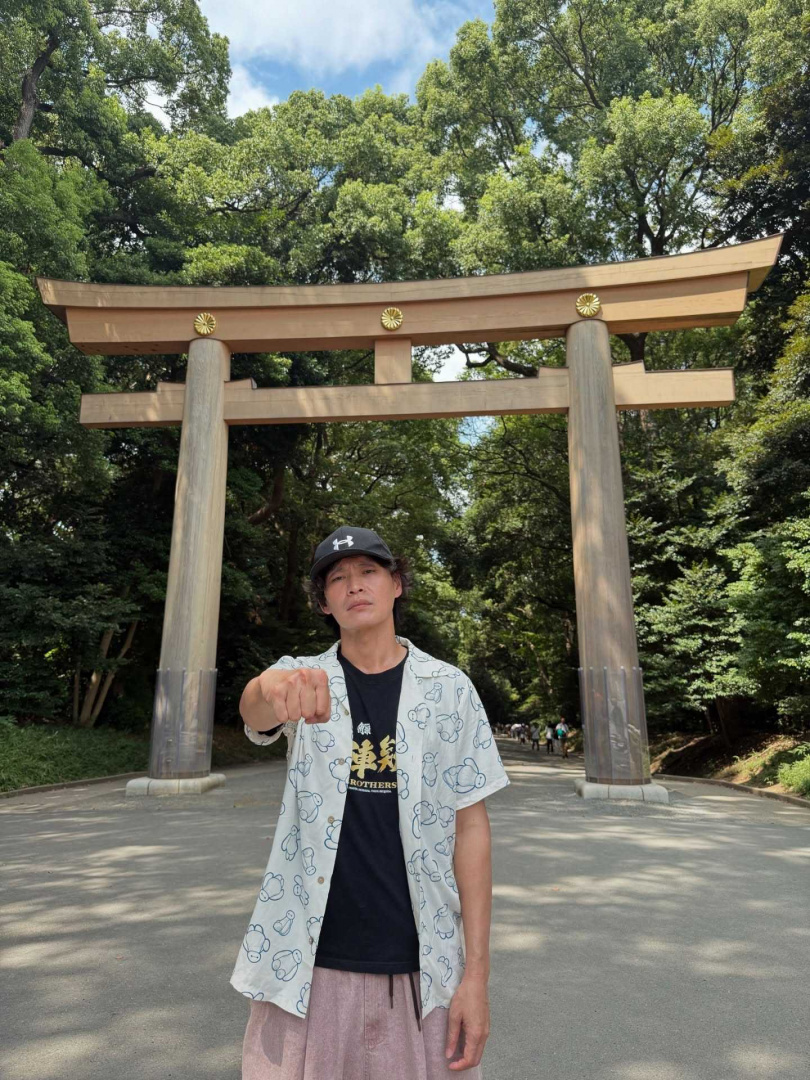 黃鐙輝多年前曾被拍到讓兒子在路邊小便。(圖/翻攝自黃鐙輝臉書)
