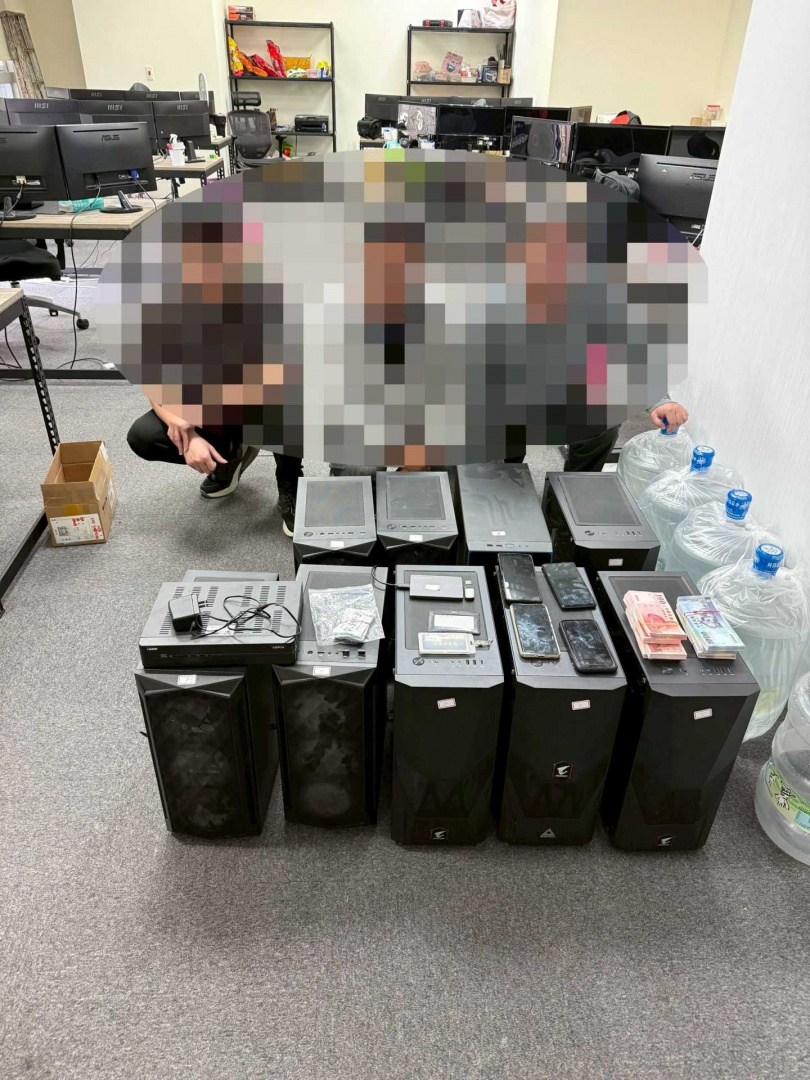 專案小組搜索北屯、西屯兩處機房,逮捕莊姓、劉姓主嫌等8人。(圖/警方提供)