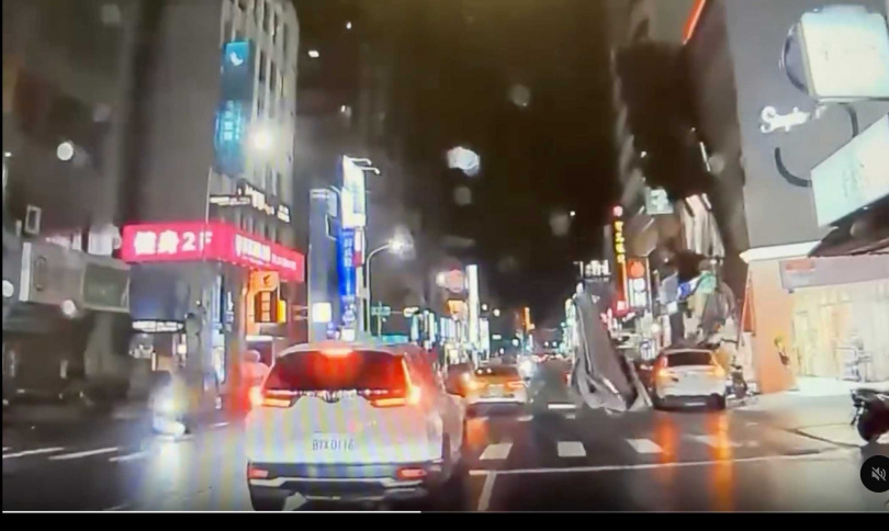 行車記錄器拍到,招牌掉下那一刻,直接砸中路邊休旅車。(圖/翻攝Threads/@lars919)