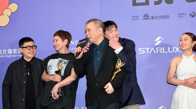 導演陳玉勳誇柯煒林演得好,柯煒林開心地送上愛的抱抱。(圖/本刊攝影組)