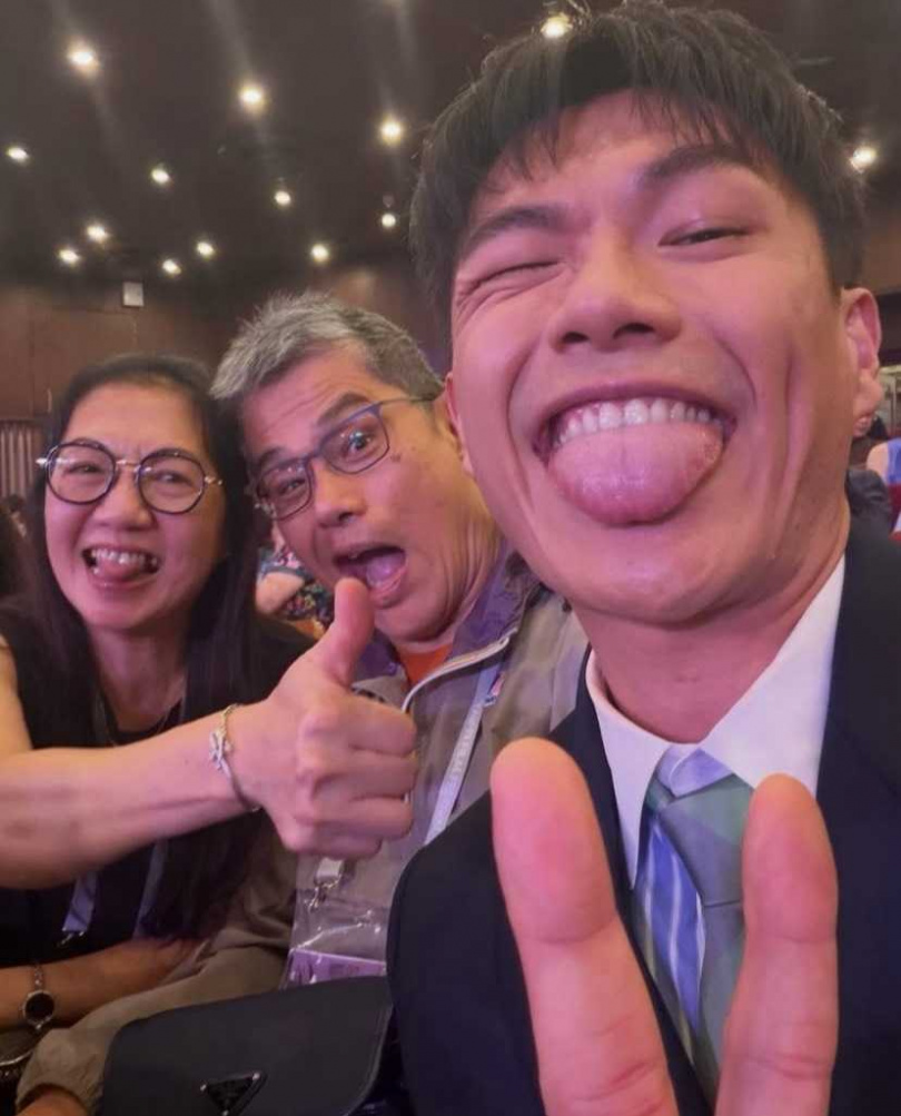 柯煒林在社群分享爸媽一同參加北影的照片。(圖/翻攝自柯煒林IG)
