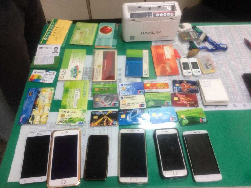 「空軍一號」因管理鬆散而成為詐團最愛物流，文山一分局曾發現詐團成員收購大量人頭帳戶號，以「空軍一號」將提款卡、存摺交到集團成員手上。（圖／翻攝畫面）