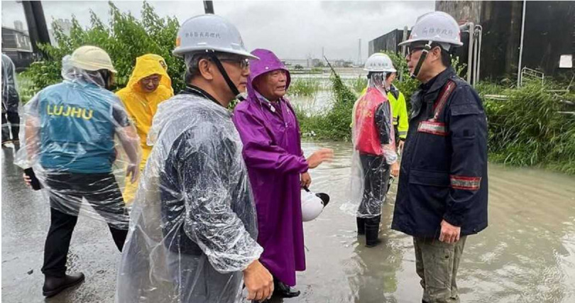 豪雨侵襲高雄,市長陳其邁前往茄萣勘災後,拋出「在茄萣大排下游做一個超大的水閘門」的建議。(圖/讀者提供)