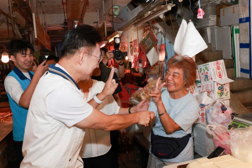 江啟臣到清水第一市場掃街拜票，與支持者握手互比勝利手勢（圖／江啟臣辦公室）