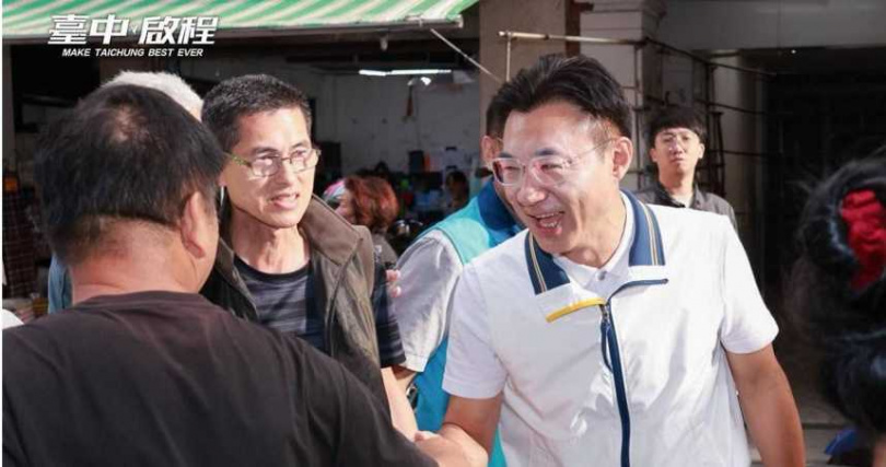 國民黨台中市長參選人江啟臣22日前往清水第一市場掃街拜票，與攤商、民眾熱情互動，有支持者開玩笑要求摸他的招牌大鼻子沾福氣；民眾黨中央委員蔡壁如也現身參與行程。（圖／截自江啟臣臉書）