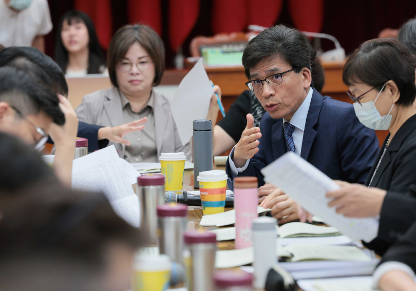 醫療險將朝向取消以住院為依據的理賠門檻。圖右為金管會主委彭金隆。（圖／報系資料照）&nbsp;