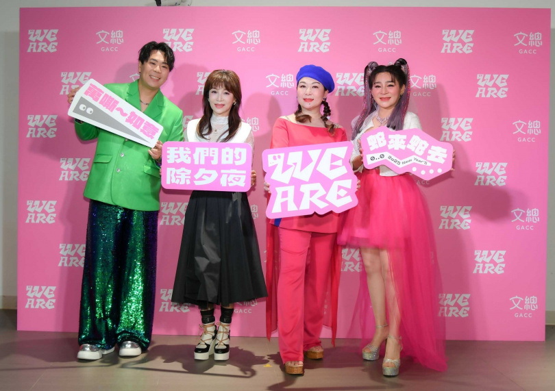 邵大倫(左1)面對三后,笑說自己是局外人,因為三人一拿麥克風就說不停。(圖/三立提供)