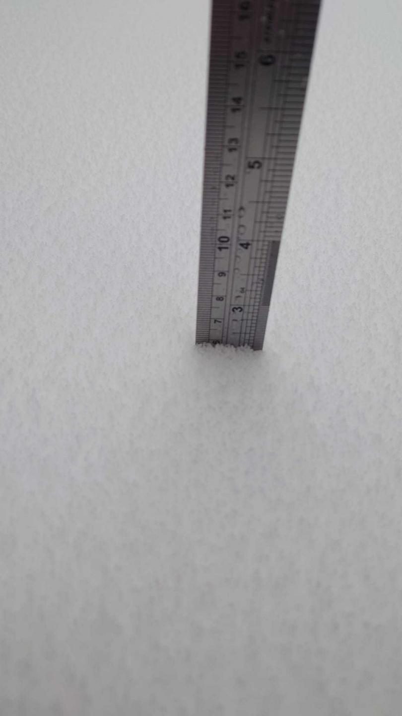 網友拿尺實際測量積雪的厚度。（圖／翻攝自FB社團 合歡山系(台14、台8、台7甲)路況氣候雪況星況分享）