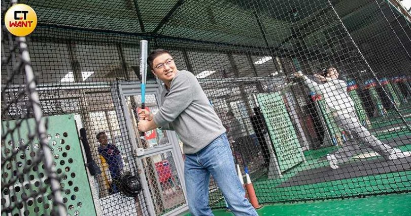 張智倫揮棒資勢非常有型，他透露大學時經常到棒球練習場擊球，成為他年輕時的難忘回憶。（圖／劉耿豪攝）