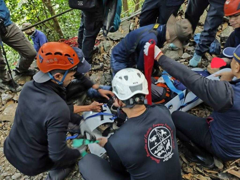搜救人員以擔架將許翁抬下山。（圖／屏東縣消防局提供）