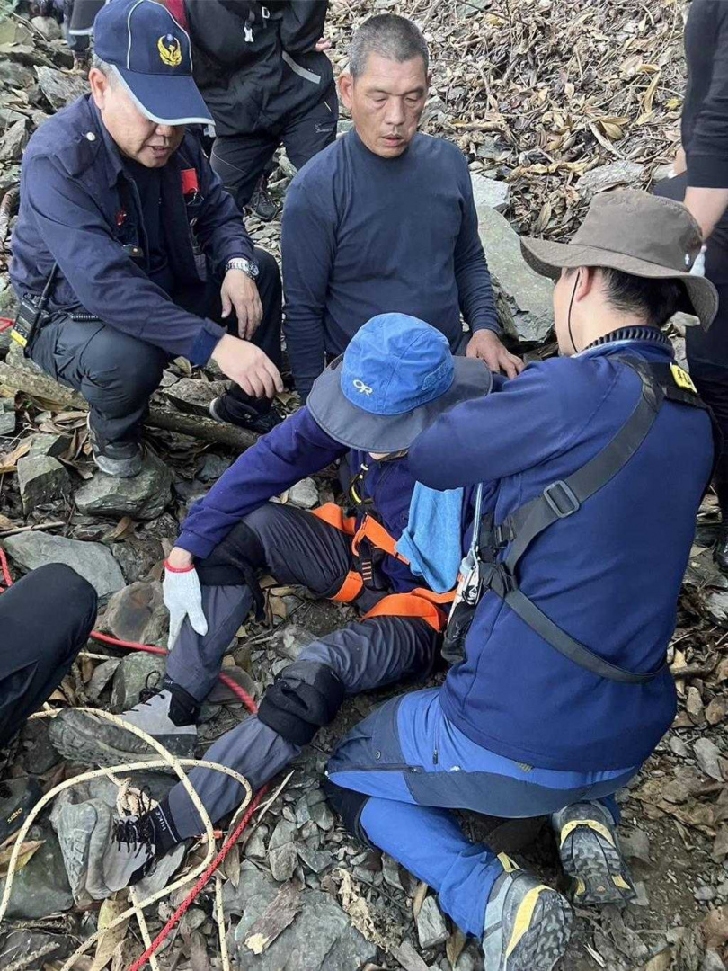 76歲許姓男子登棚集山，不慎滑落10公尺邊坡，左肩骨折無法行走。（圖／屏東縣消防局提供）