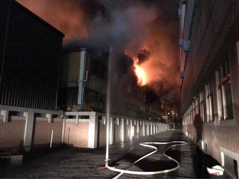 桃園市龍潭區工五路一處工廠晚間發生火警。（圖／桃園市消防局提供）