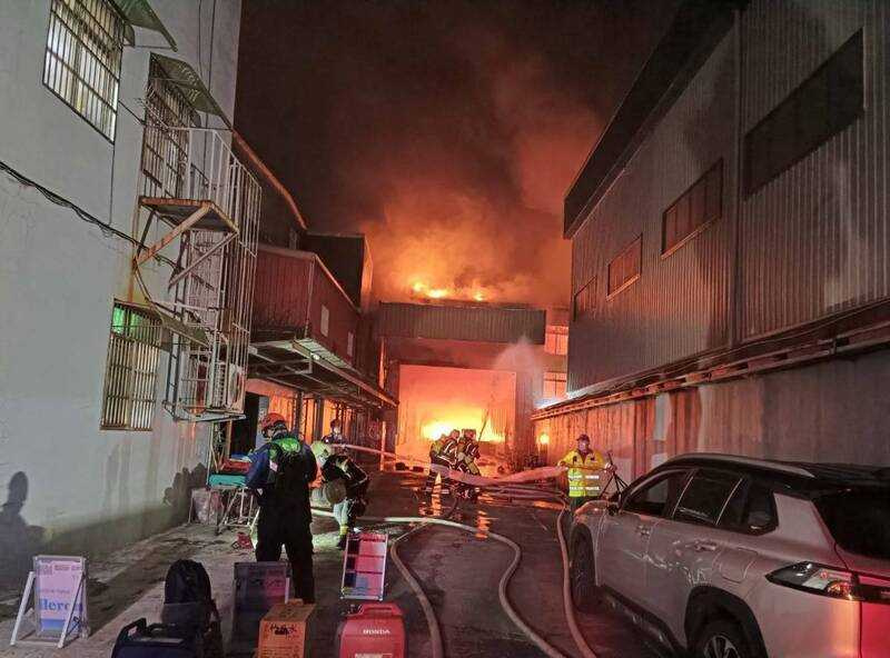 桃園市龍潭區工五路一處工廠晚間發生火警。（圖／桃園市消防局提供）
