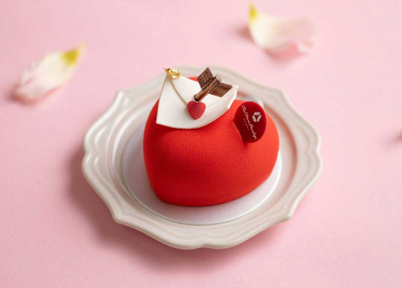 The Nine烘焙坊「Love Letter」接骨木白巧克力野莓慕斯。（圖／大倉久和大飯店提供）
