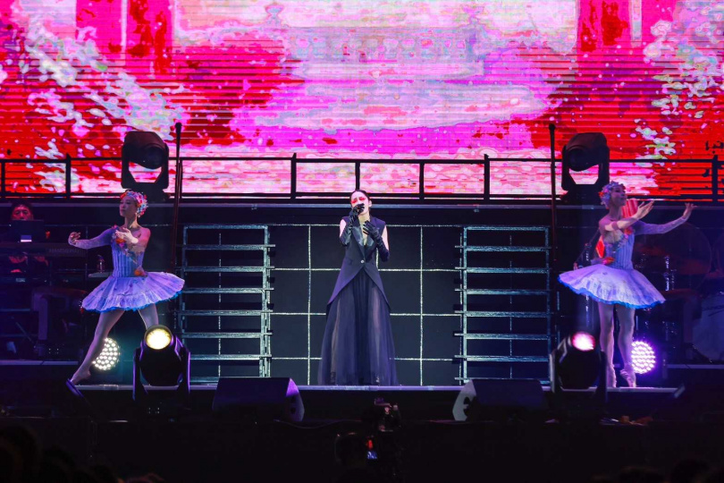 中島美嘉演唱會開場以一襲黑色連身套裝搭配粉色長睫毛現身。（圖／阿爾發音樂提供）