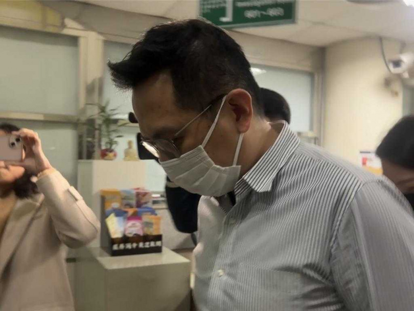 台北市刑大偵查隊長劉居榮稍早被以洩密案被告身份移送新北地檢署複訊。（圖／中國時報記者柯毓庭攝）