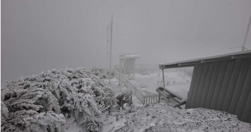 低溫加上水氣配合，今（18日）凌晨玉山降下靄靄白雪，現場銀白一片美不勝收。（圖／中央氣象署提供）