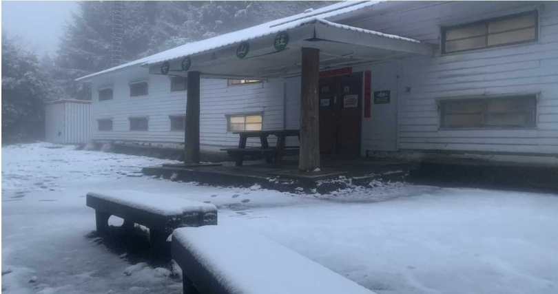 雪管處提醒，山區持續低溫，軟雪將變成硬冰，步道路面會更加溼滑，呼籲山友切勿勉強攀登。（圖／擷取自Facebook／雪霸國家公園）