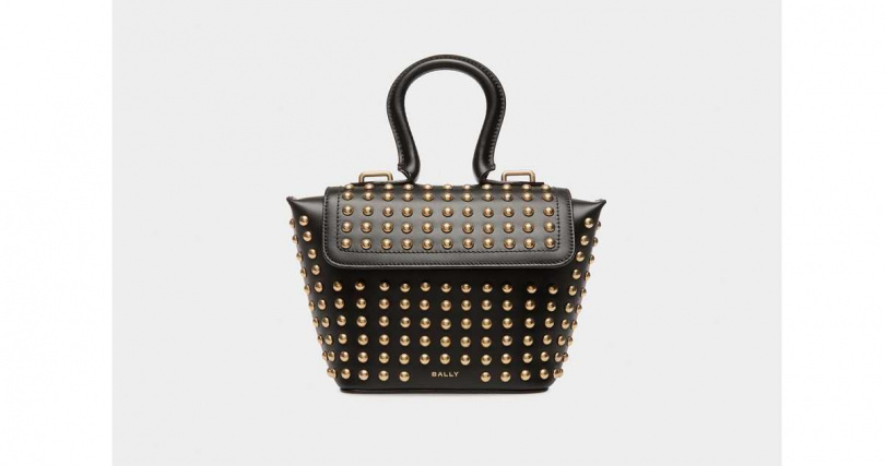 BELLE 鉚釘提把包／63,000元（圖／品牌提供）