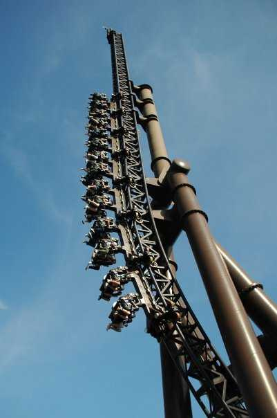 有高中生上網抱怨在清明連假到六福村玩，結果遇到大雨只玩到「笑傲飛鷹」。（圖／翻攝自臉書／六福村）