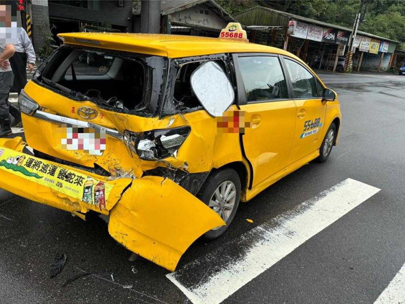 基隆市南榮路23日上午發生一起連環車禍，27歲楊姓男子駕駛小貨車先撞上等紅燈的計程車，隨後失控衝到對向車道，又撞倒3輛機車，所幸無人傷亡。楊男去年才因撞死一名機車騎士遭判刑，已二度肇事。（圖／基隆市警察局提供）