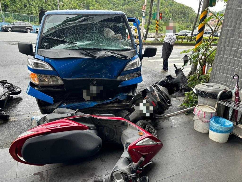基隆市南榮路23日上午發生一起連環車禍，27歲楊姓男子駕駛小貨車先撞上等紅燈的計程車，隨後失控衝到對向車道，又撞倒3輛機車，所幸無人傷亡。楊男去年才因撞死一名機車騎士遭判刑，已二度肇事。（圖／基隆市警察局提供）