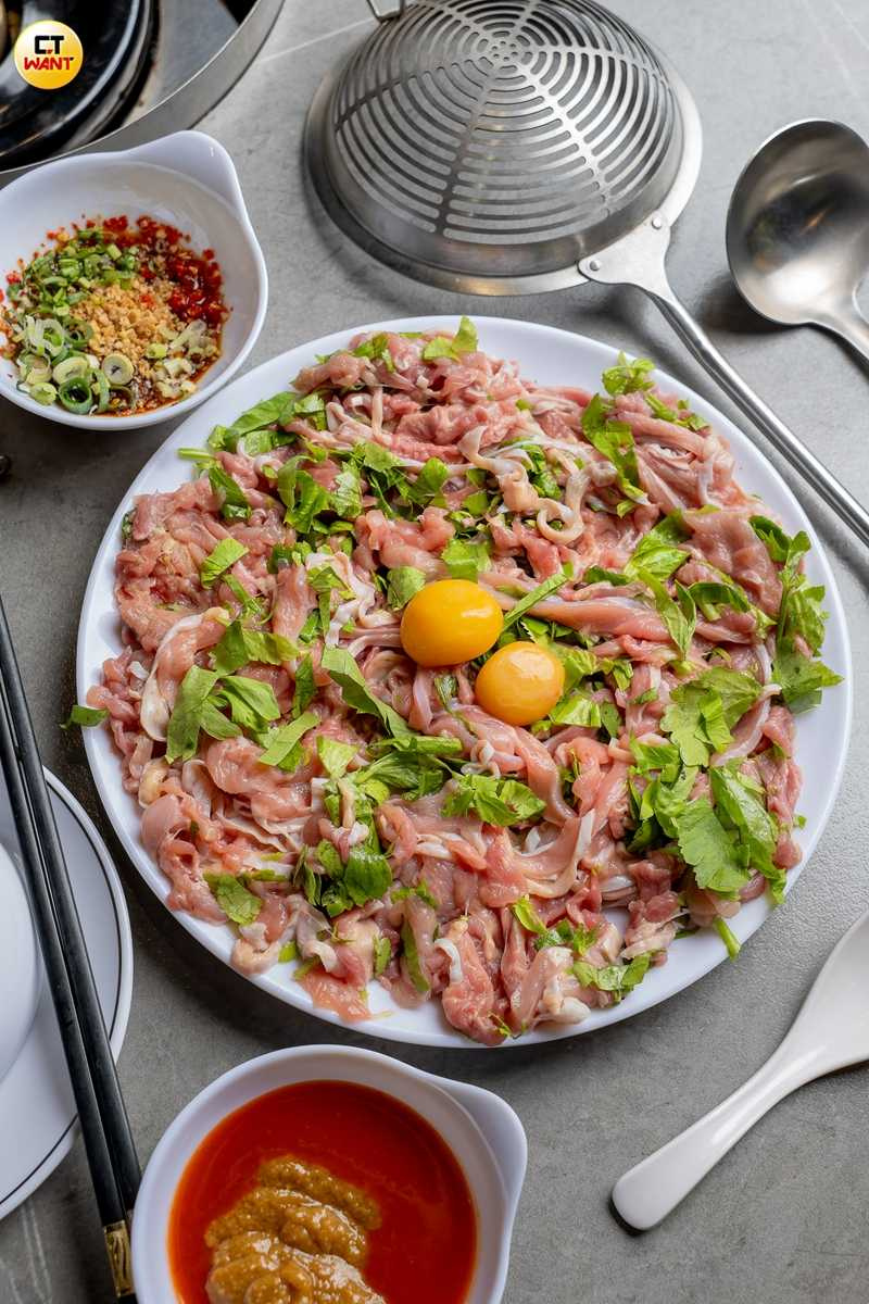 使用溫體雞的「脆皮雞肉」下鍋涮煮15～20秒，可嘗到彈牙鮮嫩的口感。（580元／大份，圖／焦正德攝）