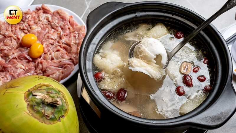 「竹笙椰子雞煲套餐」可以喝到清爽椰子香氣與雞湯交融的風味，還能吃到新鮮椰肉。（1,280元，圖／焦正德攝）