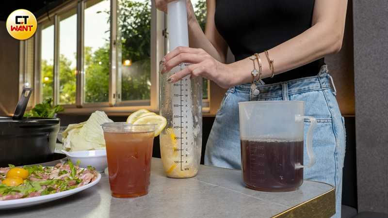 「鴨屎香檸檬茶」風味微酸清新，店家會以手工捶打、讓茶香與香水檸檬果香融合。（40元／杯，圖／焦正德攝）