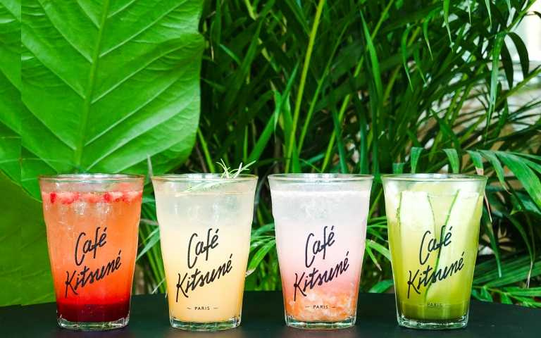 Café Kitsuné 夏日氣泡飲系列，包括抹茶小黃瓜氣泡飲：薄荷、抹茶、小黃瓜的綠意草本清新調、草莓羅勒氣泡飲：酸甜草莓與濃郁羅勒香氣、白桃柚子氣泡飲：融合柚子果醬與白桃果泥、百里香香氣、葡萄柚迷迭香氣泡飲：微酸果味與草本平衡，果感十足，各200元（圖／品牌提供）