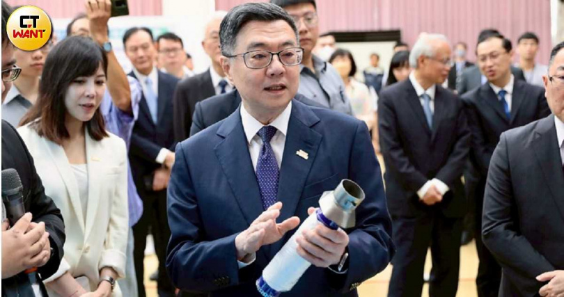 行政院長卓榮泰(中)預告中正紀念堂將逐步轉型為民主教育園區。(圖/黃耀徵攝)