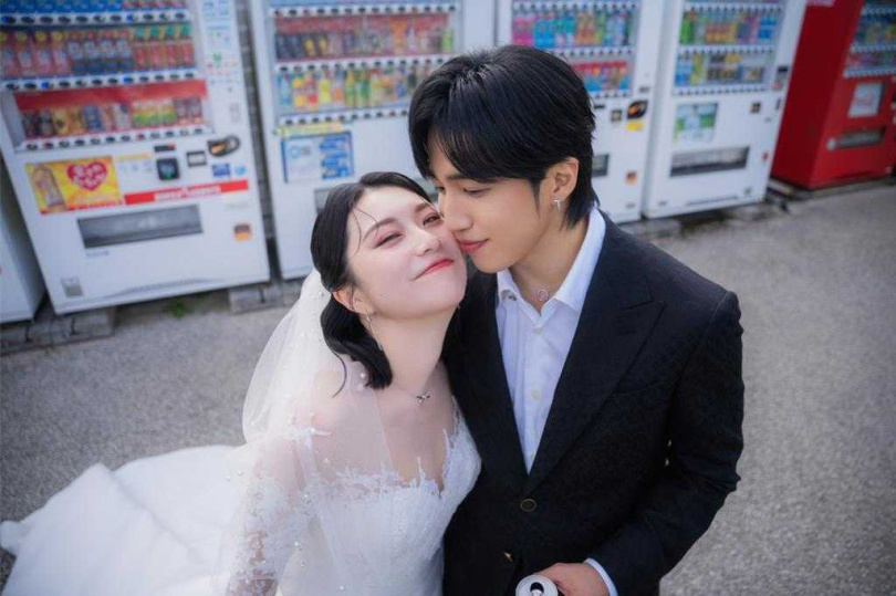 婁峻碩(右)今年2月與焦凡凡結婚,他分享自己已經準備好當爸,父母是他的最好典範。(圖/想不到音樂工作室提供)