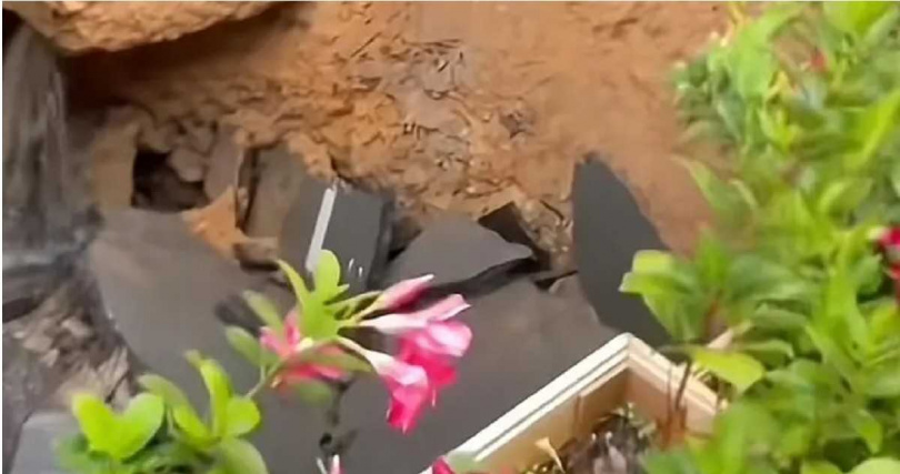 愛華鎮政府派員進場勘查修復,呼籲民眾避開封閉路段。(圖/翻攝自微博)