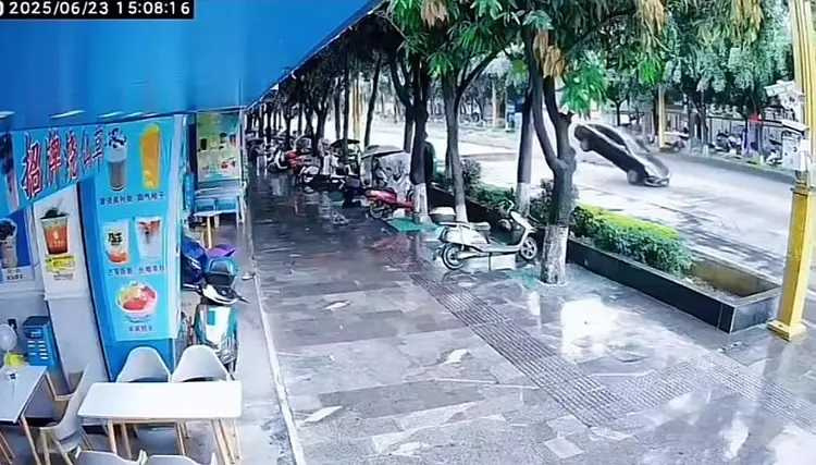 轎車高速駛經塌陷路段,驚險飛越大坑瞬間畫面曝光。(圖/監視器截圖)