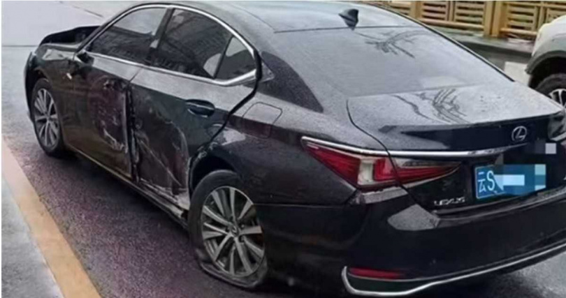 車輛後輪撞擊坑邊後彈起,左後輪爆胎、車頭受損情況明顯。(圖/翻攝自微博)