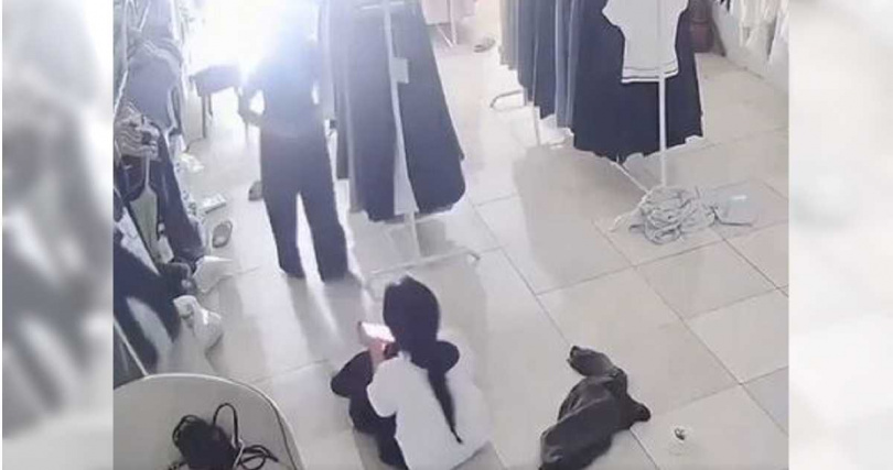 服飾店內充滿黑褲女子的尖叫聲和白衣女子歡笑聲。(圖/翻攝自X)